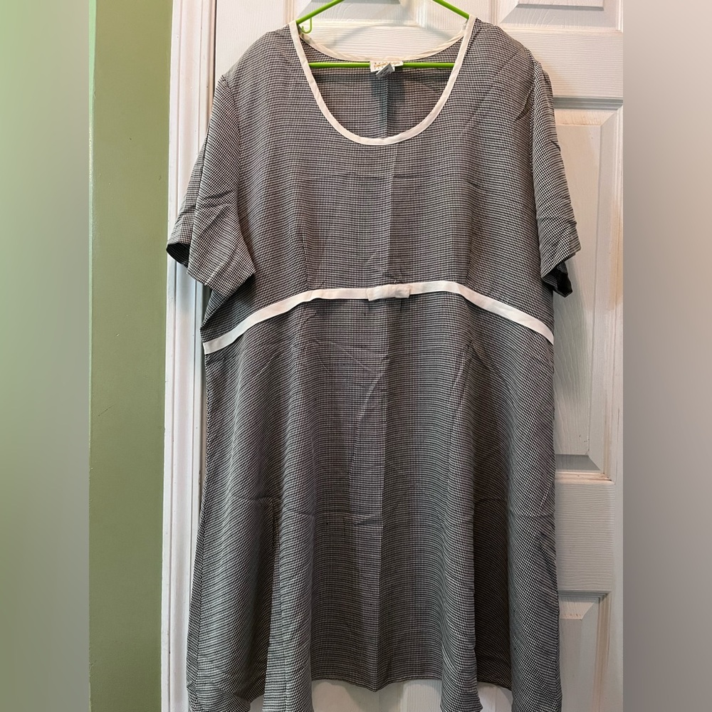 Ladies… Cute black and white Dress size 24